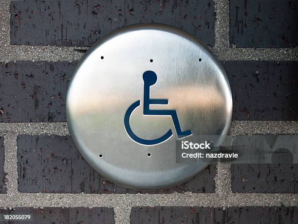 Botón Abridor De Puerta Automática Para Personas Con Discapacidades Foto de stock y más banco de imágenes de Puerta - Entrada