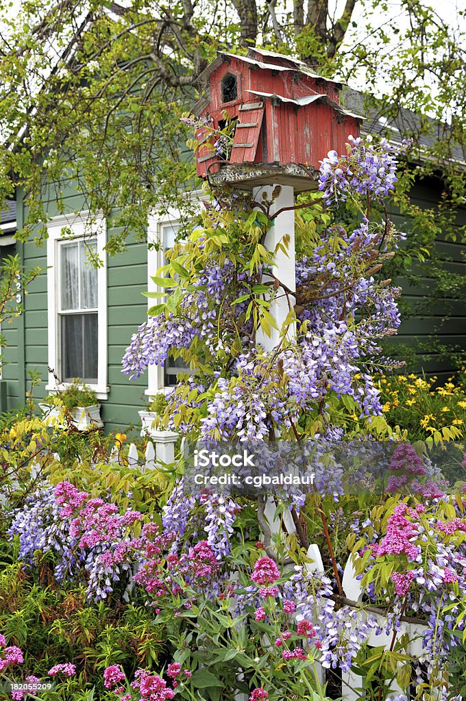 Barn casita de pájaros en el jardín - Foto de stock de Flor libre de derechos