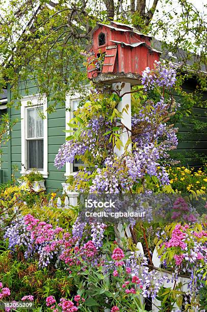 Barn Casita De Pájaros En El Jardín Foto de stock y más banco de imágenes de Flor - Flor, Primavera - Estación, Pájaro