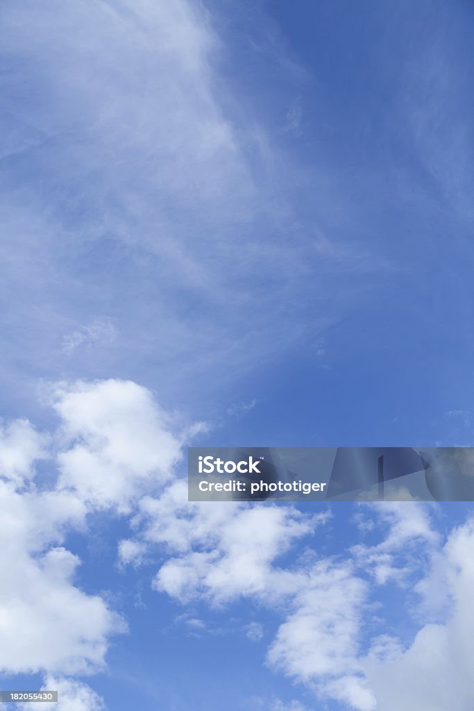 Cielo azul y nubes - Foto de stock de Aire libre libre de derechos