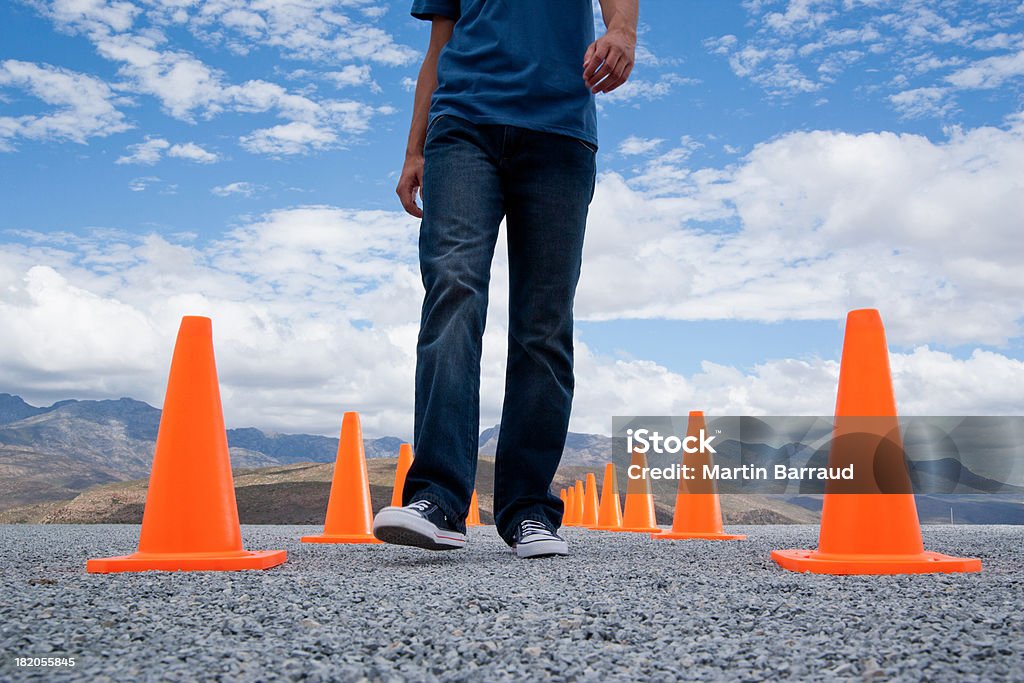 남자 걷기 사이에 두 행에 안전구역 표시 콘을 - 로열티 프리 20-29세 스톡 사진