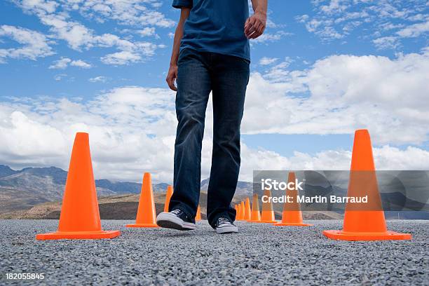 Homem A Caminhar Entre Duas Linhas De Cones De Segurança - Fotografias de stock e mais imagens de 20-29 Anos