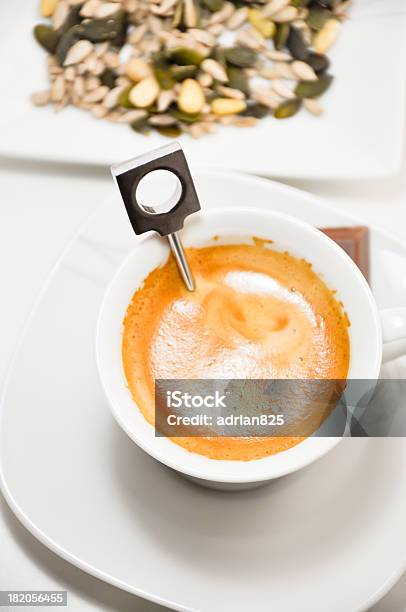 Foto de Preparar Uma Xícara De Café Nespresso e mais fotos de stock de Atividades de Fins de Semana - Atividades de Fins de Semana, Bebida, Biscoito