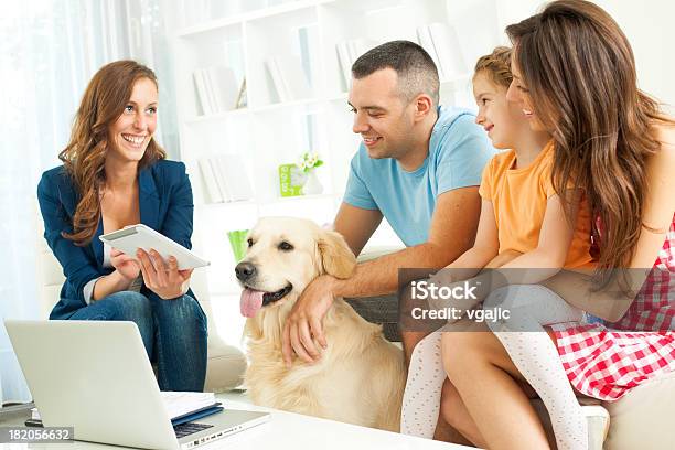 Familie Treffen Mit Financial Advisor Stockfoto und mehr Bilder von Versicherungsagent - Versicherungsagent, Haustier, Familie