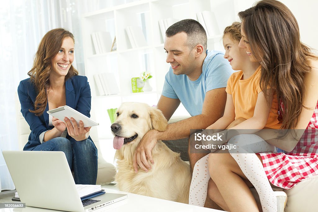 Família reunião com Consultor financeiro - Foto de stock de Corretor de Seguros royalty-free