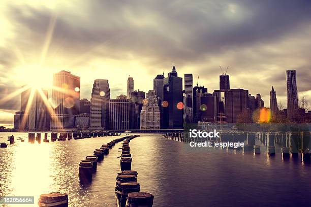 Manhattan Z Ustawienie Słońca Za Budynków Nyc - zdjęcia stockowe i więcej obrazów South Street Seaport - South Street Seaport, Dolny Manhattan, Fotografika