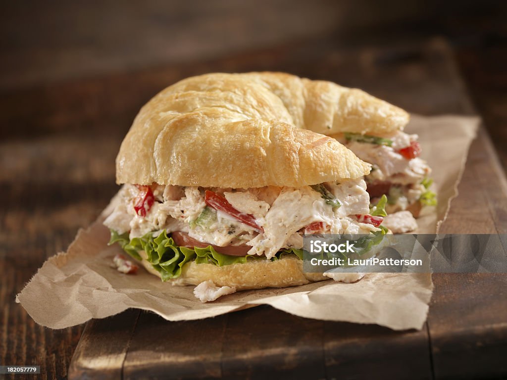 Cremoso, salada de frango sobre um Croissant - Foto de stock de Croassão royalty-free