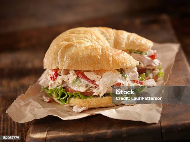 Salada De Galinha Cremosos Num Croissant - Fotografias de stock e mais imagens de Croissant - Croissant, Sanduíche, Salada de Galinha