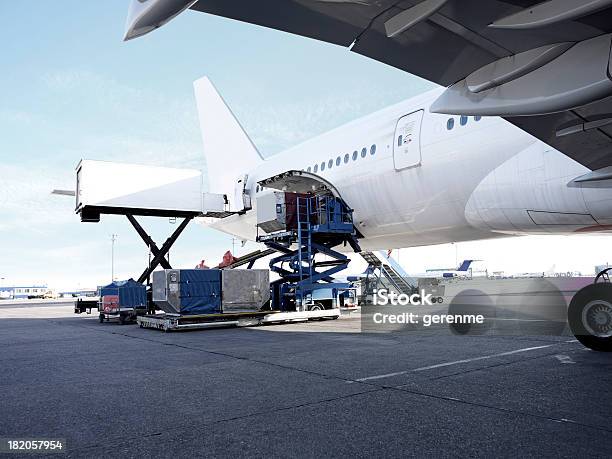 Avión De Pasajeros Foto de stock y más banco de imágenes de Avión - Avión, Contenedor de carga, Transporte de carga