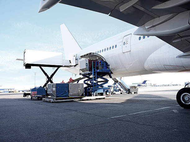 passenger plane - vrachtcontainer stockfoto's en -beelden