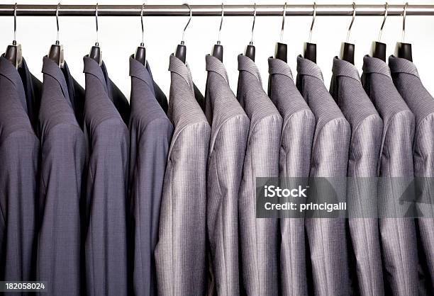 Business Abiti In Negozio - Fotografie stock e altre immagini di Completo - Completo, Rastrelliera, Abbigliamento