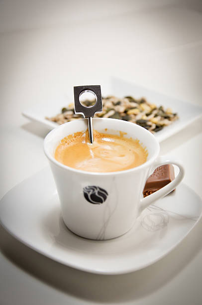 preparazione di una tazza di caffè nespresso - thrist foto e immagini stock