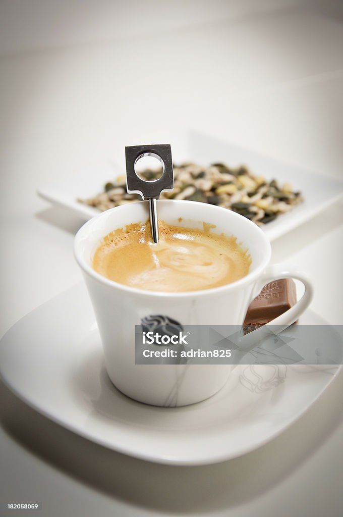 Preparar uma xícara de café nespresso - Foto de stock de Atividades de Fins de Semana royalty-free