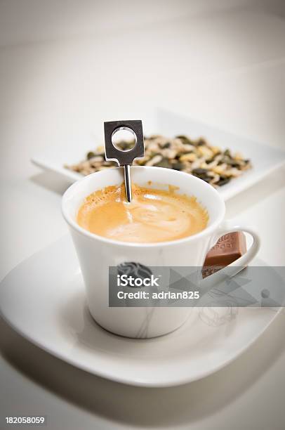 Foto de Preparar Uma Xícara De Café Nespresso e mais fotos de stock de Atividades de Fins de Semana - Atividades de Fins de Semana, Bebida, Biscoito