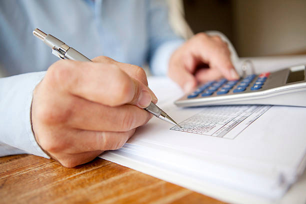 calcul des finances - pen paper document business photos et images de collection