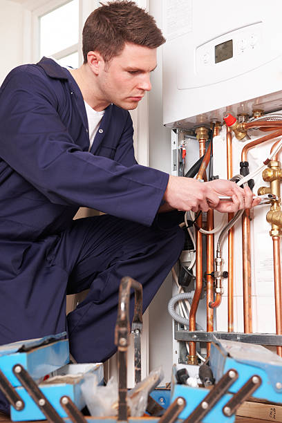 engenheiro de manutenção de caldeiras para aquecimento central - boiler repairing water heater radiator imagens e fotografias de stock