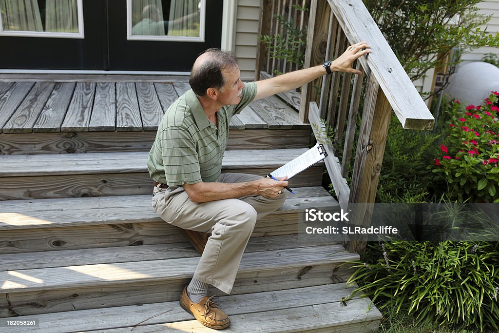 老人男性が座ってステップ inspects デッキの手すり。 - 住宅のロイヤリティフリーストックフォト