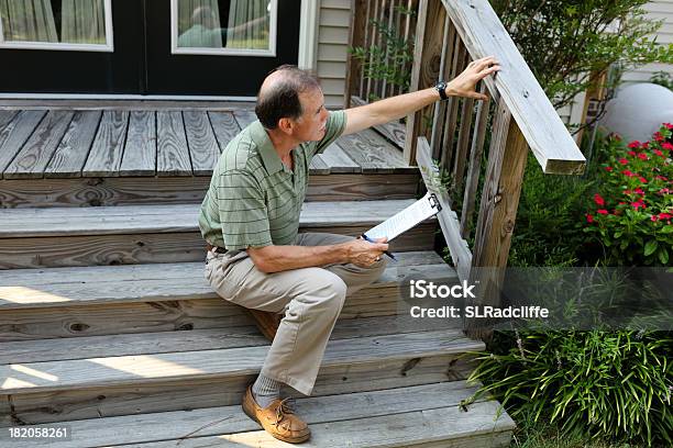 老人男性が座ってステップ Inspects デッキの手すり - 住宅のストックフォトや画像を多数ご用意 - 住宅, 品質管理, 1人