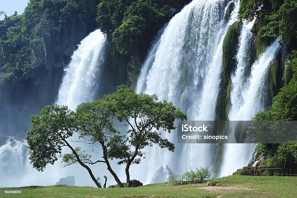 En cascada - Foto de stock de Catarata libre de derechos
