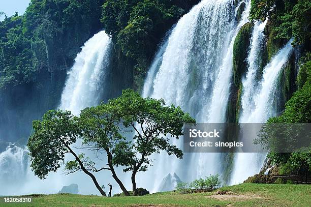 En Cascada Foto de stock y más banco de imágenes de Catarata - Catarata, Paisaje escénico, Paisaje no urbano