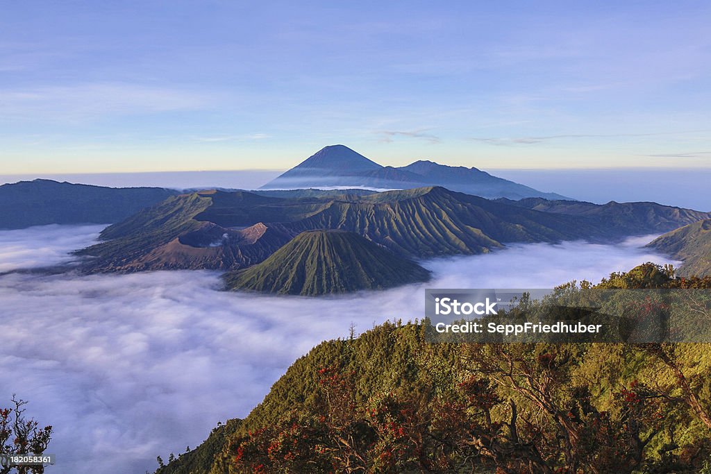 Visione della caldera di Vulcano Bromo Java Indonesia - Foto stock royalty-free di Ambientazione esterna