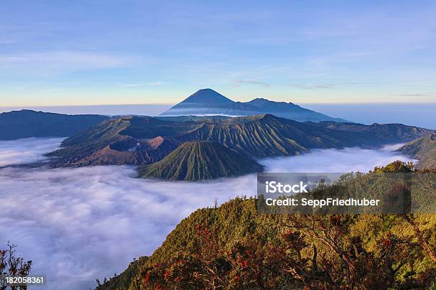 Vista Para A Caldeira De Bromo Vulcão Java Indonésia - Fotografias de stock e mais imagens de Ao Ar Livre