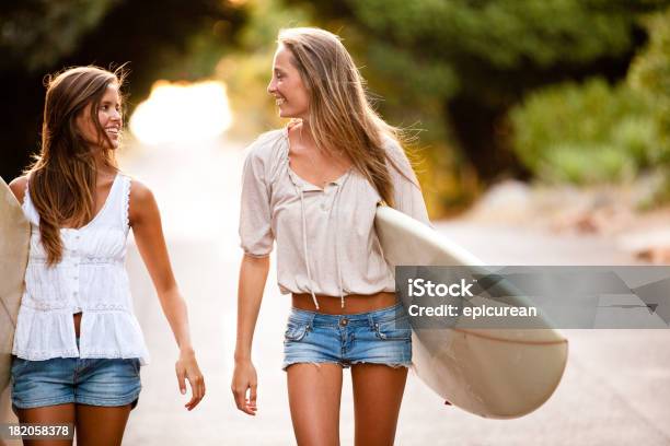 Duas Belas Mulheres Jovens Saudáveis Ir Para O Surf Em - Fotografias de stock e mais imagens de 18-19 Anos