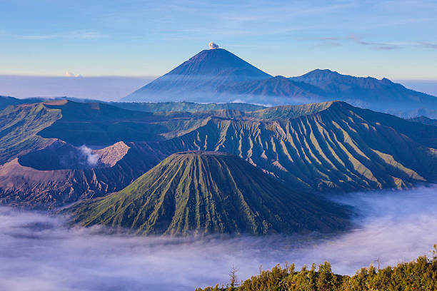 ver en la caldera de bromo volcán java, indonesia - bromo crater fotografías e imágenes de stock