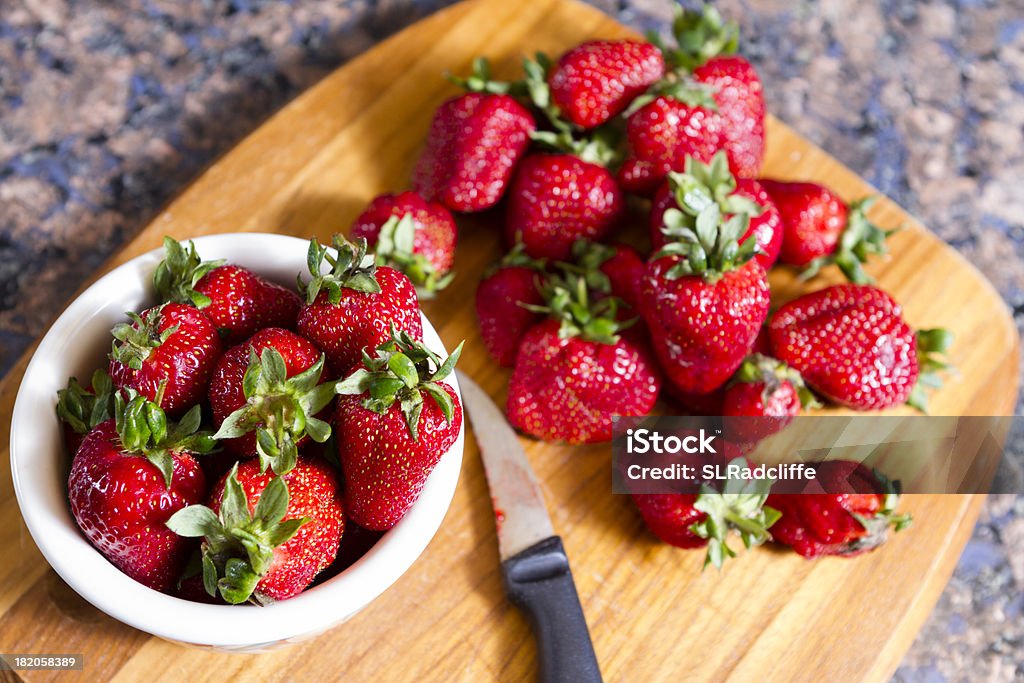 Frische Erdbeeren fiel auf dem Schneidebrett - Lizenzfrei Blatt - Pflanzenbestandteile Stock-Foto