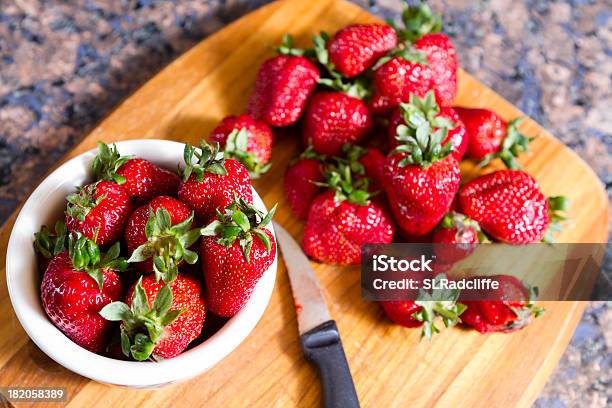 Selezionate Fragole Fresche Sul Tagliere - Fotografie stock e altre immagini di Alimentazione sana - Alimentazione sana, Cibi e bevande, Colore brillante