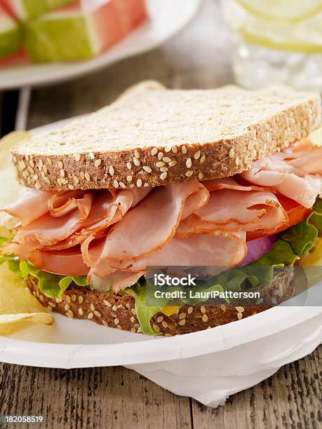 Foto de Sanduíche De Presunto E Queijo Em Um Piquenique e mais fotos de stock de Sanduíche - Sanduíche, Presunto, Delicatessen