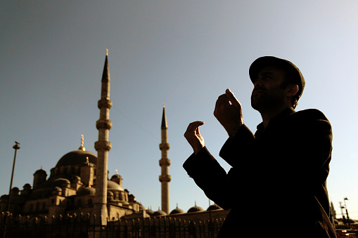 Hombre musulmana rezar photo