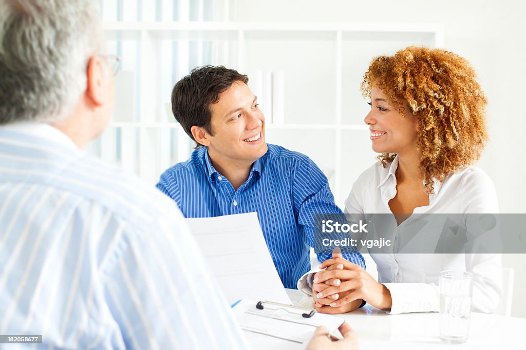 Casal em reunião com um Consultor Financeiro - Royalty-free Acessório Financeiro Foto de stock