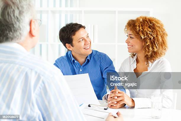 Casal Em Reunião Com Um Consultor Financeiro - Fotografias de stock e mais imagens de Acessório Financeiro - Acessório Financeiro, Adulto, Afro-americano