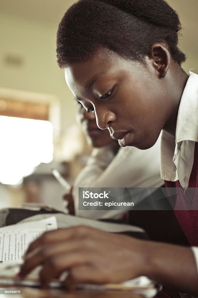 Sudafrica immagine di primo piano ragazza scrivendo alla sua scrivania - Foto stock royalty-free di Africa