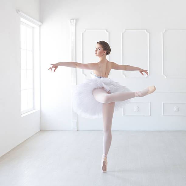 bailarín de ballet en blanco tipo estudio - ballet dress studio shot costume fotografías e imágenes de stock