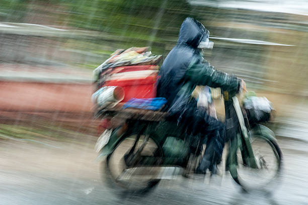 motorcycling por meio de uma tempestade de chuva no vietnã - runabout - fotografias e filmes do acervo