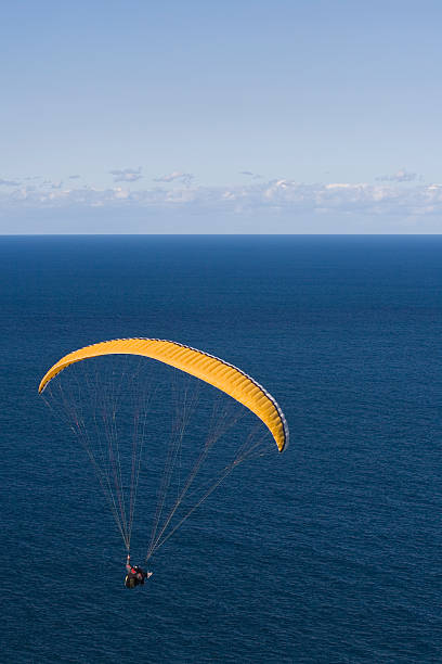 mar paraglider - parachuting open parachute opening imagens e fotografias de stock