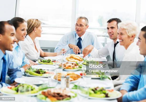 Gli Uomini Daffari Sul Pranzo - Fotografie stock e altre immagini di Pranzo d'affari - Pranzo d'affari, Pranzo, Lavoro di squadra