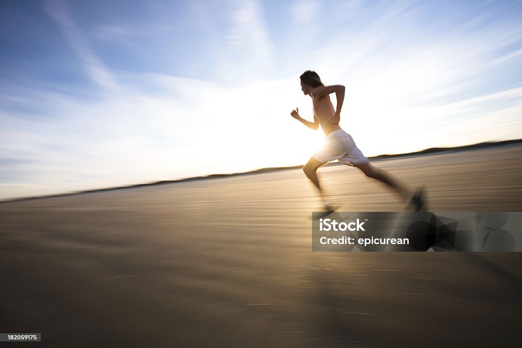 Männliche Läufer für ein Trainings-Lauf bei Sonnenuntergang - Lizenzfrei Bewegungsunschärfe Stock-Foto