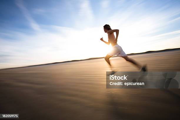 Männliche Läufer Für Ein Trainingslauf Bei Sonnenuntergang Stockfoto und mehr Bilder von Bewegungsunschärfe