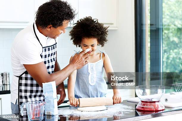 父と娘をお楽しみください - 子供のストックフォトや画像を多数ご用意 - 子供, 麺棒, 2人