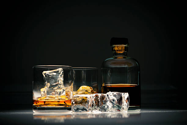 whisky en el vaso con hielo - whisky glass alcohol drink fotografías e imágenes de stock