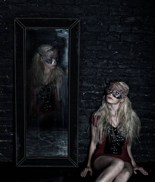 reflexo no espelho - mirror women reflection ghost imagens e fotografias de stock
