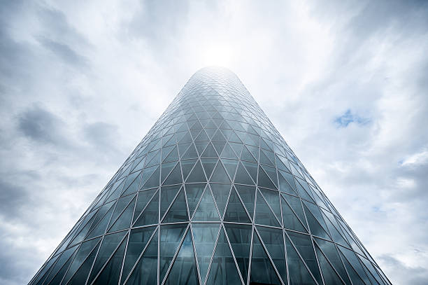 Torre moderna bulding de escritório com céu nublado surreal - foto de acervo