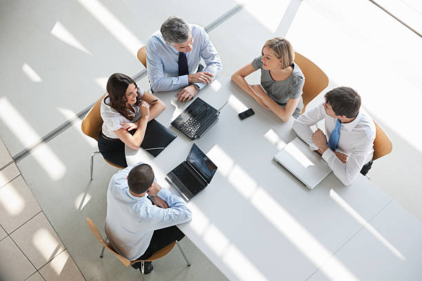 pessoas de negócios em uma reunião - table board room laptop office - fotografias e filmes do acervo