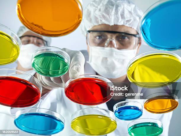 Foto de Masculino Cientista Trabalhando Com Pratos De Petri e mais fotos de stock de Cientista
