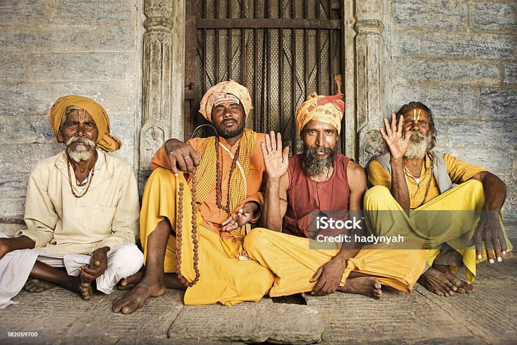 Sadhu-indien holymen assis dans le temple - Photo de Inde libre de droits