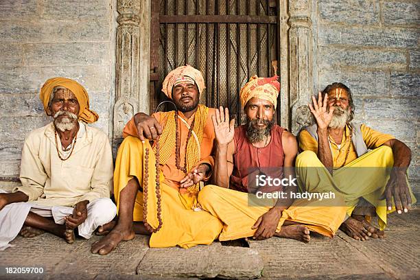 Photo libre de droit de Sadhuindien Holymen Assis Dans Le Temple banque d'images et plus d'images libres de droit de Inde - Inde, Brahmane, Moine