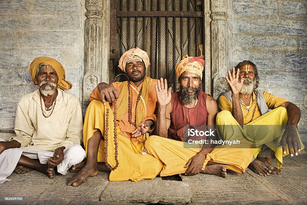 サードゥ - 寺に座っているインドの下生 - インドのロイヤリティフリーストックフォト
